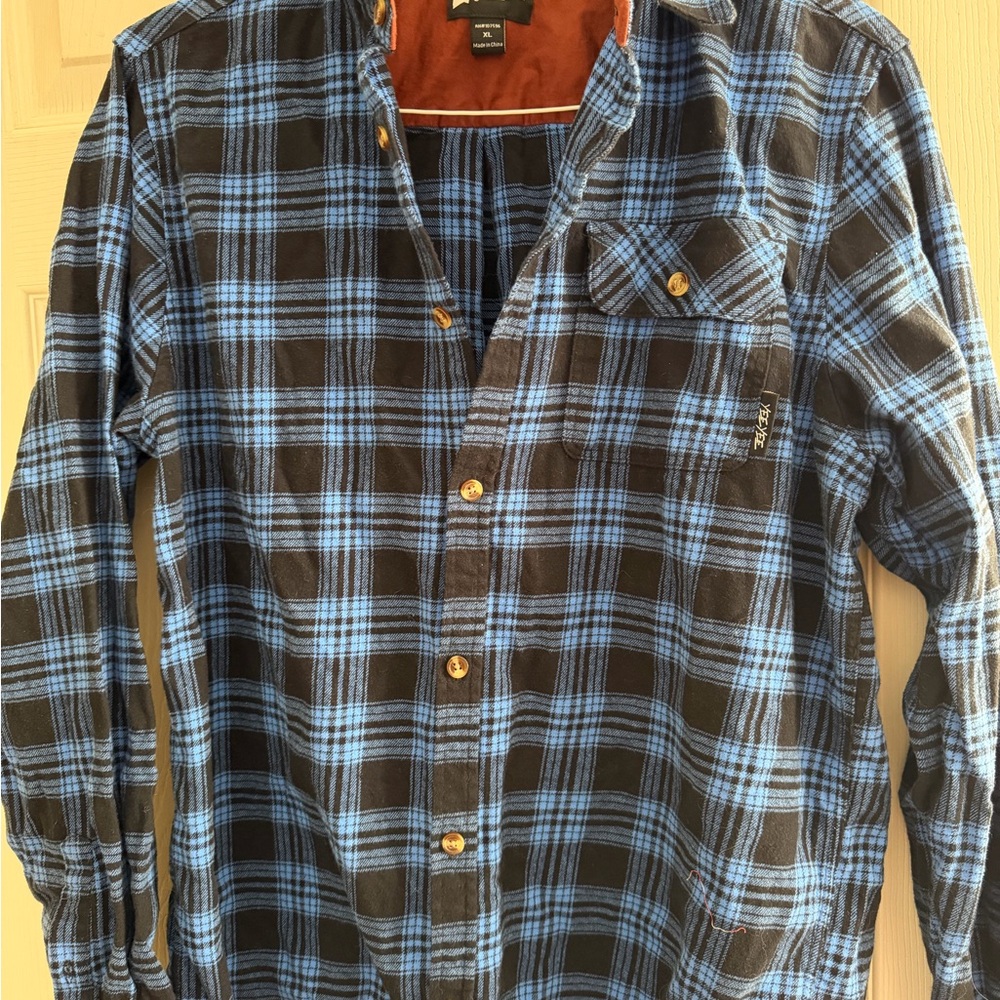 Men's Black and Blue Plaid Casual Button-Down Shirt